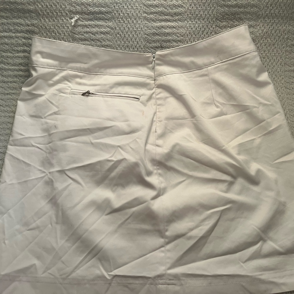I’m selling a white skirt!!🤍